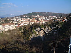 Pazin, panorama, Pazinska jama u prvom planu