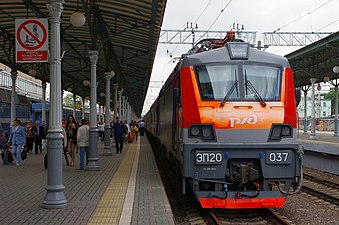 RŽD-Baureihe ЭП20 auf dem Bahnsteig mit einem Zug