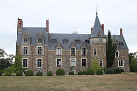 La façade du château de Briacé et sa tour est vue du parc