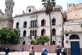 Vue sur la façade d'un palais.