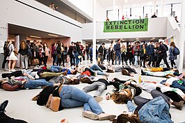 Studenten van Extinction Rebellion liggen als dood op de campus van de Universiteit van Amsterdam (2019)