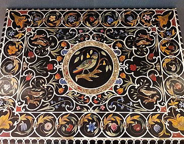 Pietra-dura-Tischplatte mit Papagei auf Birnbaumzweig im Zentrum, Italien, 1. Viertel des 18. Jahrhunderts. Warschauer Königsschloss