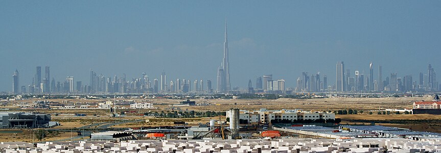 Burĝ Ĥalifa, la plej alta konstruaĵo en la mondo, kaj ĉirkaŭantaj nuboskrapuloj de Dubajo, 2010.