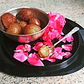 Gulab jamun in sciroppo di rose e cardamomo