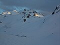 Piz Lavier 2984 m links in der Sonne, Piz Tasna rechts dahinter im Schatten.