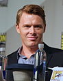 Diego Klattenhoff interpreta Mike Faber.