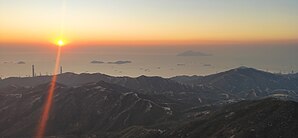 Castle Peak Hinterland viewed from the summit of Castle Peak, showing the mountain ranges and the vast ocean (taken in 30 November 2019)(image by Nhk9)