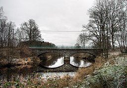 Bro över Almaån mellan småbyarna Almedal och Rättelövsmölla.