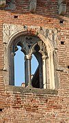 Una ventana lanceolada doble en el castillo del siglo XIV en Ivrea en la región de Piamonte en Italia