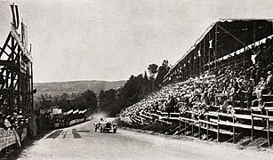 Le vainqueur, William Grover-Williams, devant les tribunes principales.