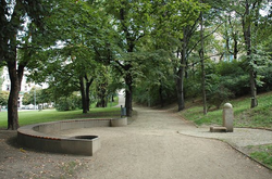 Park Fidlovačka, vpravo pítko