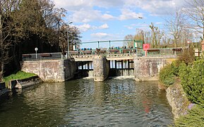 Déversoir du canal dans le Noirieu.