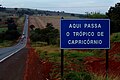 Placa na SP-255, marcando passagem Trópico de Capricórnio - Long.: 49º07'21" oeste