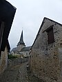 Église Saint-Laurent des Mortiers au bout du chemin pavé.