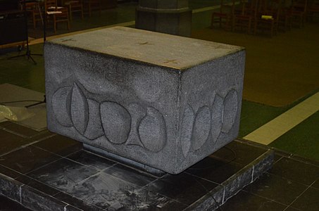 Autel de l'église Saint-Joseph de Charleroi (1967), depuis juin 2018 dans la chapelle Notre-Dame de Heigne à Jumet.