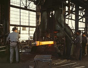 Smeder vid arbete vid en ångdriven fallhammare i Albuquerque, USA (1943).