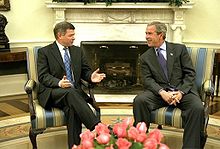 Foto von zwei im Oval Office nebeneinandersitzenden Männern, links im Bild Bondevik, rechts im Bild Bush