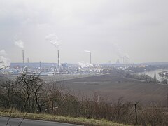 El río en Štětí, con la central eléctrica de Mělník al fondo