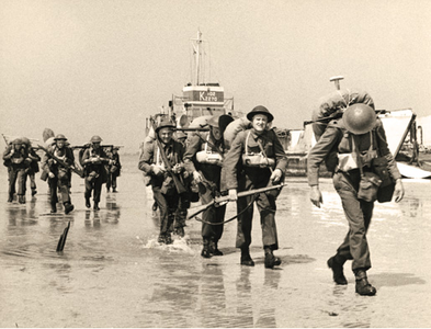 Des renforts de l'infanterie canadienne débarquant à Courseulles-sur-Mer.