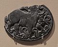 Couvercle de boîte avec un taureau.Gandhara. Ve – VIe siècle. Schiste brun grenu, H. 7 cm. Met[N 20].