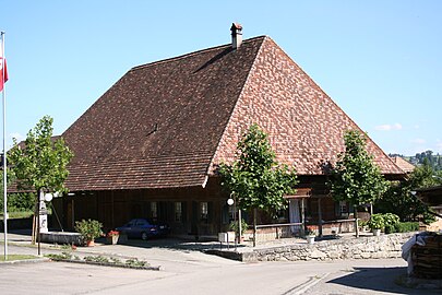 Berner Bauernhaus in Dotzigen mit tiefgezogenem Walmdach