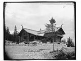 Hovedrestauranten på «Frognersæteren», trolig på 1890-tallet. Bygget ble tegnet i dragestil av Holm Munthe og reist av Oslo kommune i 1891. Foto: Marthinius Skøien/Nasjonalbiblioteket