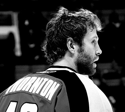 Joe Thornton, jedini dobitnik koji je promijenio momčad u sezoni osvajanja Rossova trofeja. U sezoni 2005./06. ostvario je 33 boda (9 G, 24 A) u 23 utakmice za Boston, a zatim 92 boda (20 G, 72 A) u 58 utakmica za San Jose.