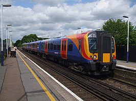 Een Class 450 van South west trains in het station Station Addlestone