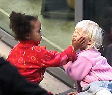 Photographie de deux enfants.