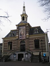 Zicht ip 't Oud Roadhuus van Hilversum. Nu is 't in gebruuk ols Museum Hilversum (ryksmonument)