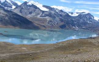 Laguna Suches am Fuße der Cordillera Apolobamba