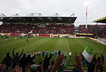 Wolfsburg spelarna firar en vinst tillsammans med fansen på Stadion am Bruchweg.