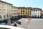 Veduta del lato sud-ovest con Palazzo Vestri ed il monumento a Mazzoni