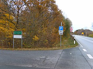 Hinweis auf den Ehrenfriedhof Scharbeutz-Haffkrug für 1.128 Opfer des Cap Arcona-Untergangs