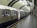 Treno in direzione sud alla stazione di Lambeth North