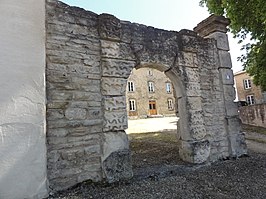 Kasteelpoort met op de achtergrond Kasteel Bassing / Bessingen