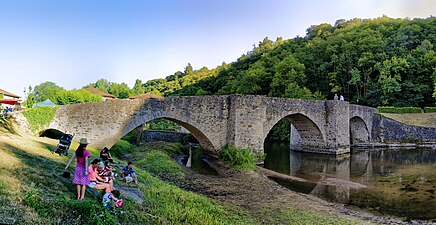 Vieux pont de Solignac vu depuis la berge côté ville.