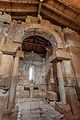 Arc outrepassé décoré d'un rinceau de vigne, de l'église Sainte-Marie de Quintanilla de las Viñas.