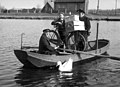 Voetveer met rijwiel aan boord, Lisse (1952)