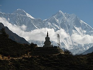 Stupa framfor Mount Everest (venstre) og Lhotse.