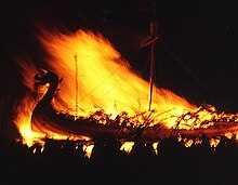 Die hellauf lodernde Wikingerschiff-Nachbildung Galley