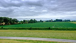 Klein Wierum links en Uiteinde op de achtergrond vanuit het oosten gezien