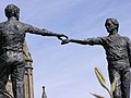 « Hands across the Divide », symbole de liens au-delà de la division intracommunautaire.