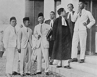 An aktibista nin katalingkasan kan Indonesya kadtong inot na parte kan ika-20 siglo (1930), kabali an Sukarno, parati nagsusulot nin peci, na nagtatao nin sa ngunyan na nasyonalistang nuance kan Indonesya na peci.