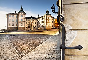 Wrangelska palatset från Riddarholmens insida. Gatuläggningen återkallar minnet av "trekanten", palatsets lägre annex och vaktbyggnader, som revs 1803-1805 för att lämna plats för nuvarande Birger jarls torg. Februari 2012.