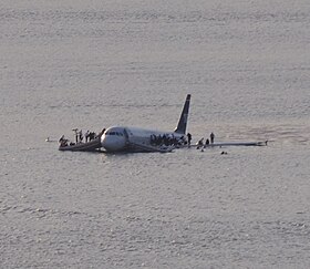 Der Airbus A320 treibt auf dem Hudson River.