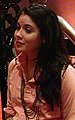 Grace Phipps interpreta April Young.