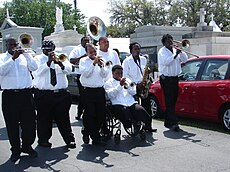 La Hot 8 Brass Band suona un funerale jazz per la blogger di New Orleans Ashley Morris