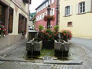 Fontaine du XVIIIe siècle avec ses deux bassins secondaires.