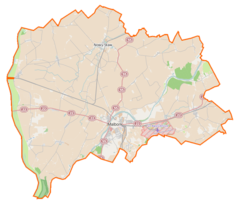 Mapa konturowa powiatu malborskiego, w centrum znajduje się ikonka zamku z wieżą z opisem „Zespół zamkowy w Malborku”